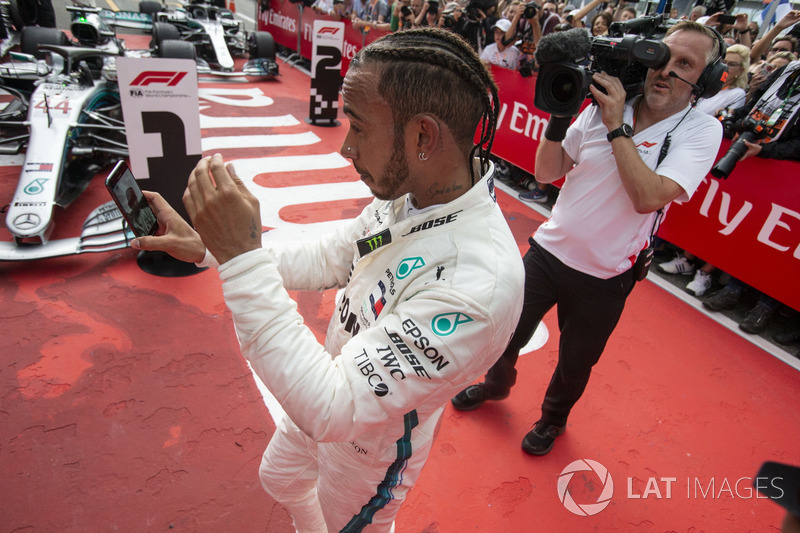 Il vincitore della gara Lewis Hamilton, Mercedes-AMG F1, festeggia con un selfie nel parco chiuso