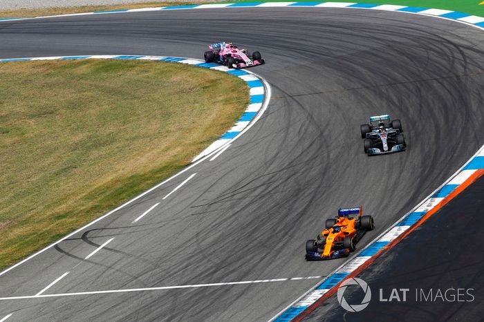 Fernando Alonso, McLaren MCL33, delante de Lewis Hamilton, Mercedes AMG F1 W09, y Esteban Ocon, Force India VJM11