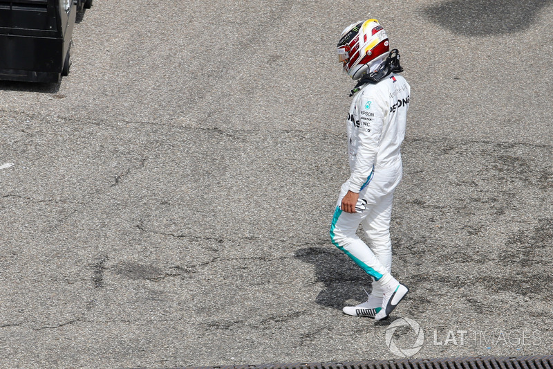 Lewis Hamilton, Mercedes-AMG F1, tras su avería
