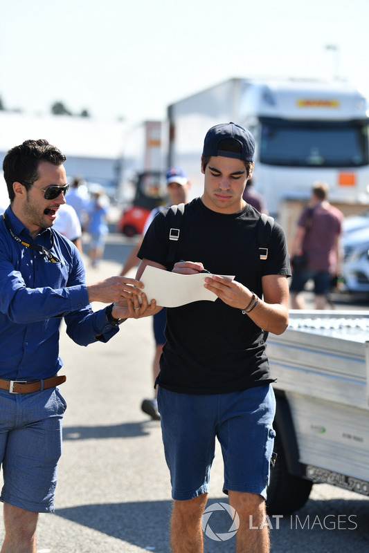 Lance Stroll, Williams, firma un autografo