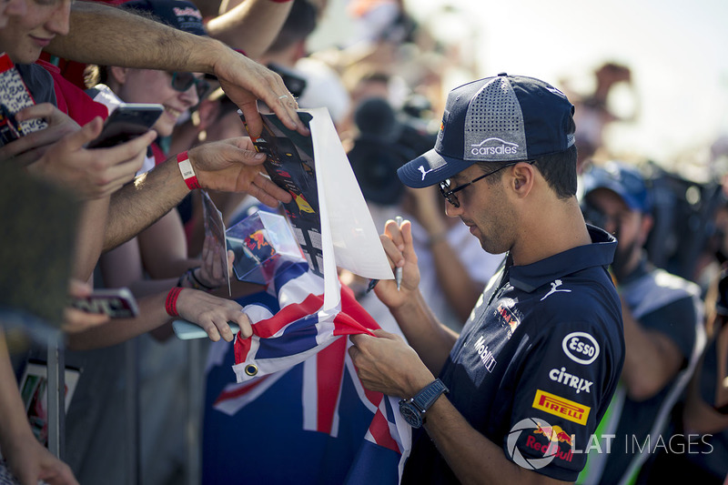 Daniel Ricciardo, Red Bull Racing, atiende a los fans