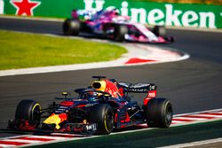 Daniel Ricciardo, Red Bull Racing RB14, Sergio Perez, Force India VJM11