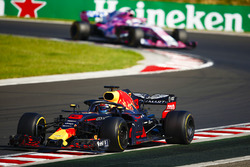 Daniel Ricciardo, Red Bull Racing RB14, leads Sergio Perez, Force India VJM11