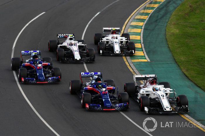 Marcus Ericsson, Sauber C37 y Brendon Hartley, Scuderia Toro Rosso STR13