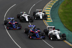 Marcus Ericsson, Sauber C37 et Brendon Hartley, Scuderia Toro Rosso STR13 en lutte