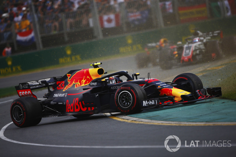 Max Verstappen, Red Bull Racing RB14 Tag Heuer, part en tête-à-queue devant Romain Grosjean, Haas F1 Team VF-18 Ferrari