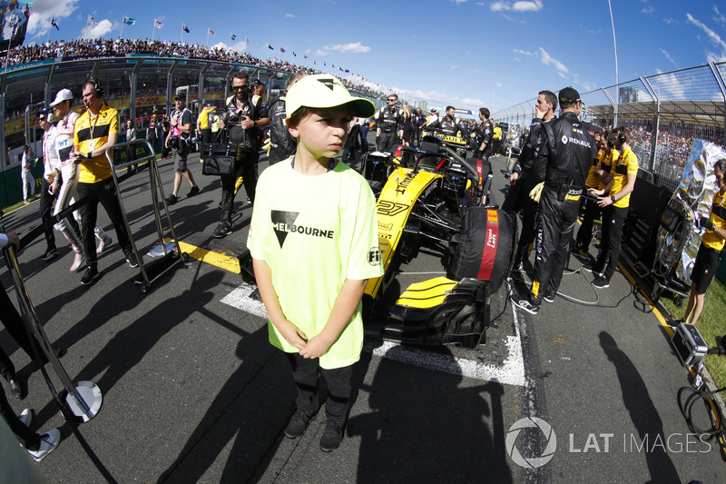 Une mascotte de Melbourne devant la voiture de Nico Hulkenberg, Renault Sport F1 Team R.S. 18