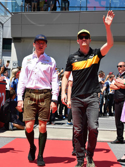 Max Verstappen, Red Bull Racing en Nico Hulkenberg, Renault Sport F1 Team in de rijdersparade