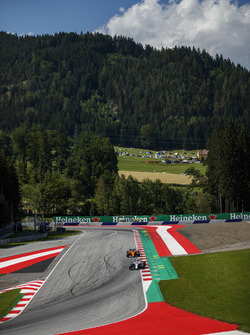 Sergey Sirotkin, Williams FW41, Stoffel Vandoorne, McLaren MCL33