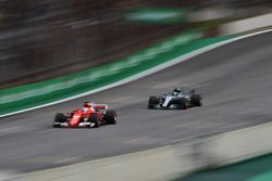 Sebastian Vettel, Ferrari SF70H y Valtteri Bottas, Mercedes-Benz F1 W08 saca chispas