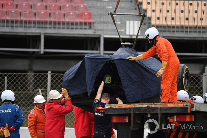 El coche de Max Verstappen, Red Bull Racing RB14 es removido de la grava