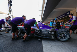 The damage on the car of Alex Lynn, DS Virgin Racing, being rolled back into the garage