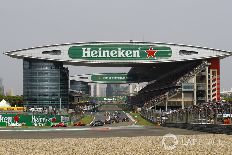 Sebastian Vettel, Ferrari SF71H, largou na frente, seguido por Kimi Raikkonen, Valtteri Bottas, Lewis Hamilton e Max Verstappen