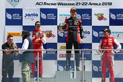 Podio Gara 2: il secondo classificato Gianluca Petecof, Prema Theodore Racing il vincitore Leonardo Lorandi, Bhaitech,, il terzo classificato Enzo Fittipaldi, Prema Theodore Racing