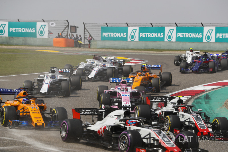 Romain Grosjean, Haas F1 Team VF-18 Ferrari, Kevin Magnussen, Haas F1 Team VF-18 Ferrari, Fernando Alonso, McLaren MCL33 Renault, Esteban Ocon, Force India VJM11 Mercedes, Stoffel Vandoorne, McLaren MCL33 Renault, and the remainder of the field at the start of the race