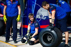 Mecánicos de Toro Rosso realizan una parada en boxes