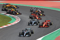 Lewis Hamilton, Mercedes AMG F1 W09, Sebastian Vettel, Ferrari SF71H, Valtteri Bottas, Mercedes AMG F1 W09, Kimi Raikkonen, Ferrari SF71H, Max Verstappen, Red Bull Racing RB14, Daniel Ricciardo, Red Bull Racing RB14, on the opening lap