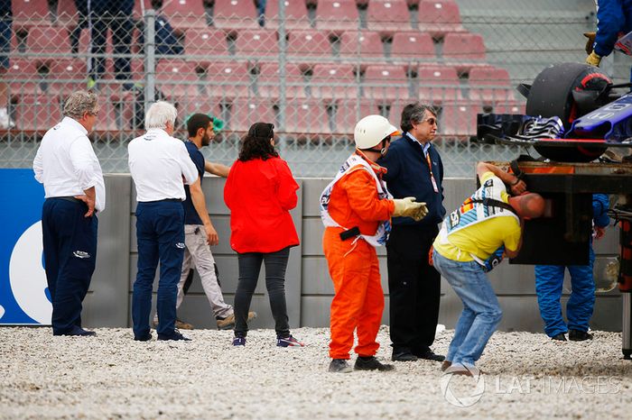 Charlie Whiting, Direttore di gara, FIA, e i collegi, ispezionano i danni alle barriere causati dall'incidente di Brendon Hartley, Toro Rosso STR13
