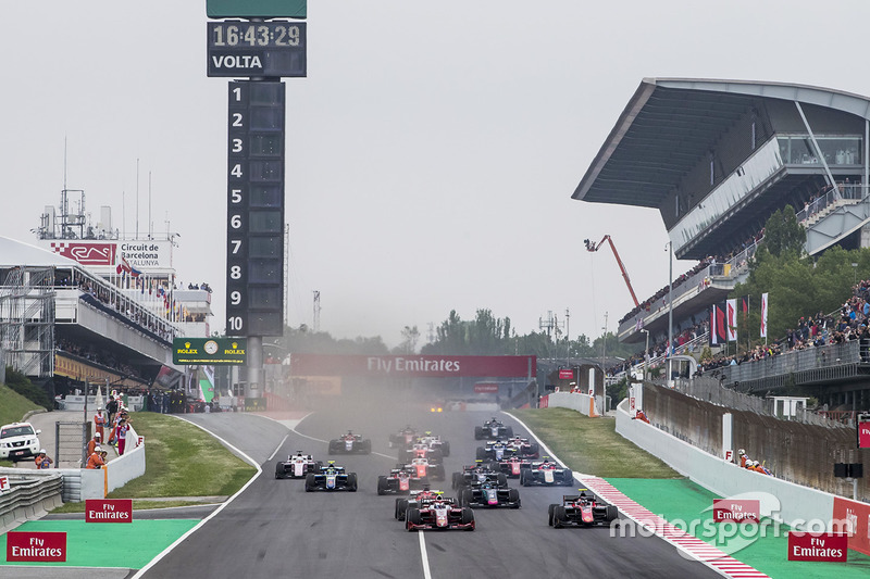 Nyck De Vries, PREMA Racing, leads George Russell, ART Grand Prix, and the rest of the field at the start of the race