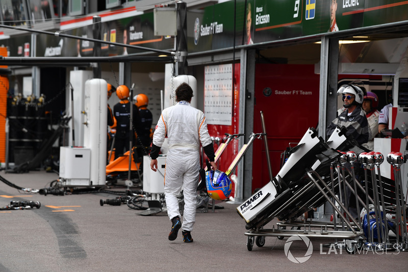 Fernando Alonso, McLaren rientra al box dopo il ritiro dalla gara