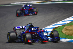 Pierre Gasly, Toro Rosso STR13, devant Brendon Hartley, Toro Rosso STR13