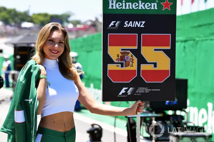 Una chica de la parrilla