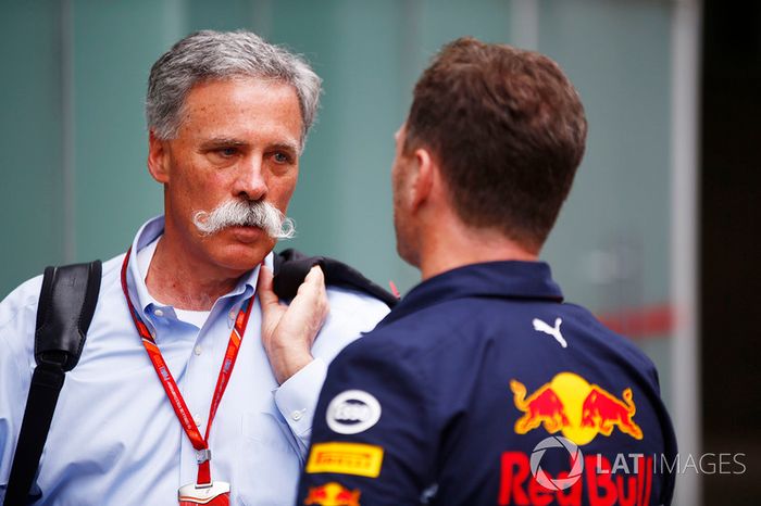 Chase Carey, presidente de la F1, habla con Christian Horner, jefe de Red Bull Racing