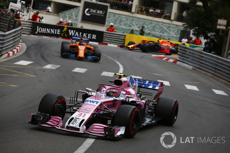 Esteban Ocon, Force India VJM11, delante de Fernando Alonso, McLaren MCL33