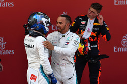 Yarışın kazananı Lewis Hamilton ve Valtteri Bottas parc fermede kutlama yapıyor, Mercedes-AMG F1