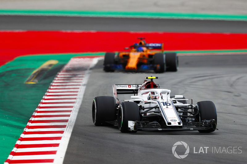 Charles Leclerc, Sauber C37, Fernando Alonso, McLaren MCL33