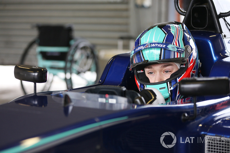 Billy Monger en su coche de carreras regreso a probar el Carlin MSV Fórmula 3