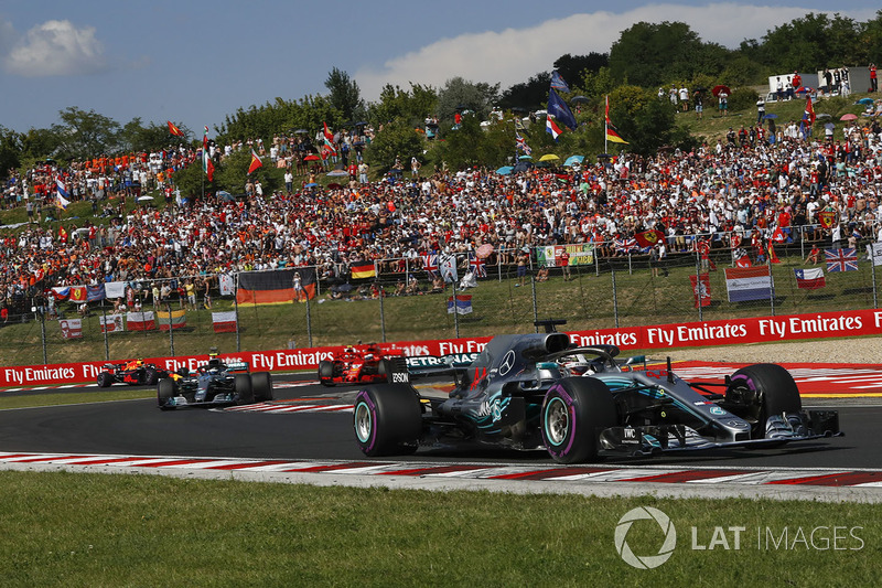 Lewis Hamilton, Mercedes-AMG F1 W09 lidera en la salida
