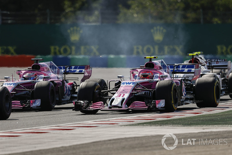 Sergio Perez, Force India VJM11, con Esteban Ocon, Force India VJM11, y Charles Leclerc, Sauber C37