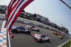 #32 United Autosports Ligier LMP2, P: Phil Hanson, Bruno Senna, Paul Di Resta, #7 Acura Team Penske Acura DPi, P: Helio Castroneves, Ricky Taylor, #6 Acura Team Penske Acura DPi, P: Dane Cameron, Juan Pablo Montoya take the green American flag at the start of the race
