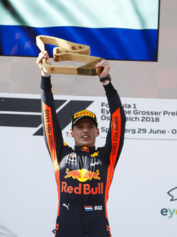 Max Verstappen, Red Bull Racing, 1e plaats, op het podium