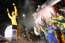 Il vincitore della gara Kyle Busch, Joe Gibbs Racing