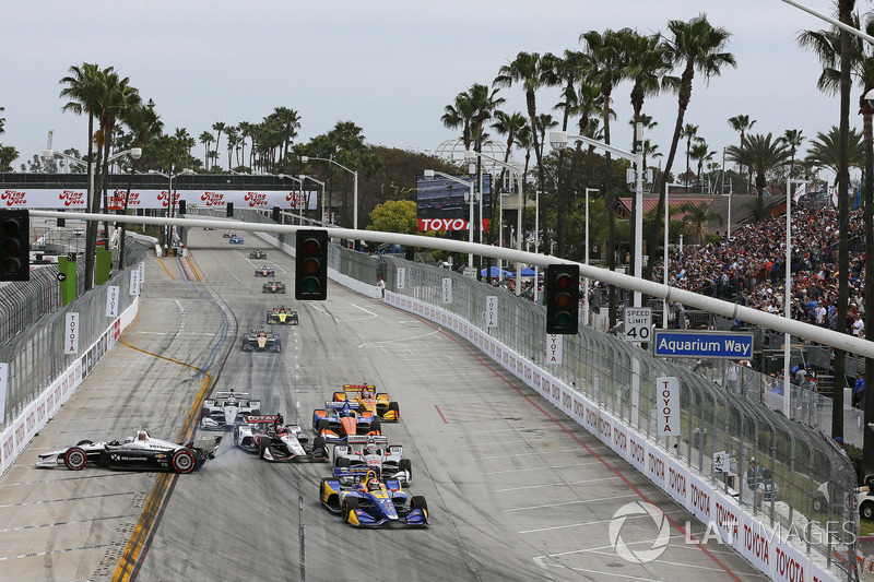 Alexander Rossi, Andretti Autosport Honda al comando alla partenza, mentre Simon Pagenaud, Team Penske va a sbattere