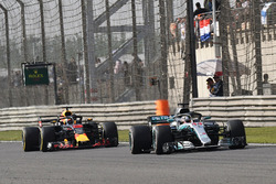 Lewis Hamilton, Mercedes-AMG F1 W09 EQ Power+ y Daniel Ricciardo, Red Bull Racing RB14