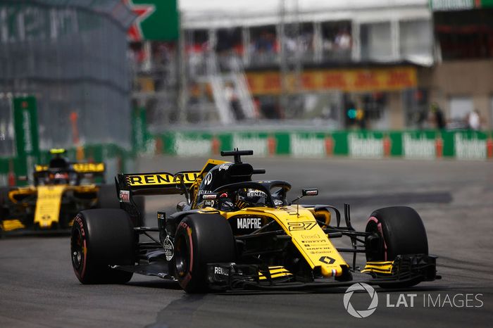 Nico Hulkenberg, Renault Sport F1 Team R.S. 18., leads Carlos Sainz Jr., Renault Sport F1 Team R.S. 