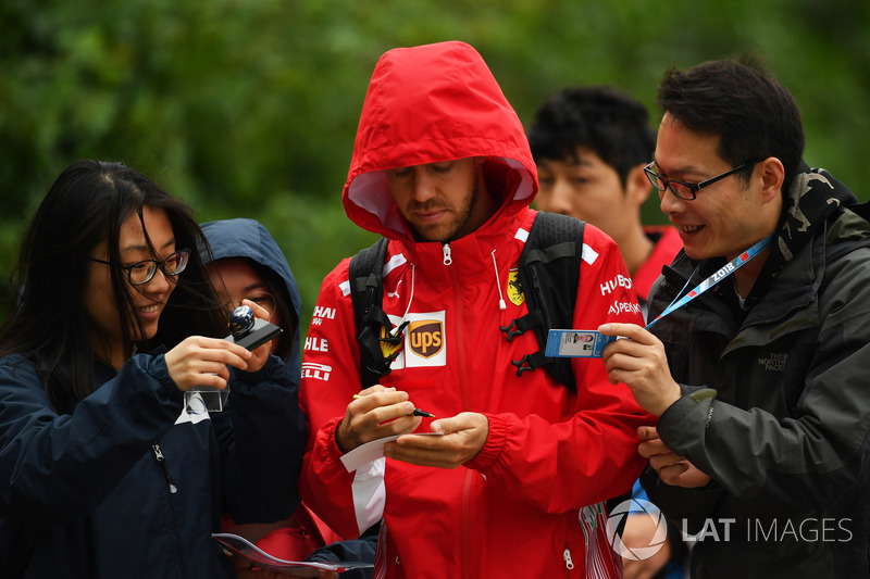 Sebastian Vettel, Ferrari signs autographs for the fans