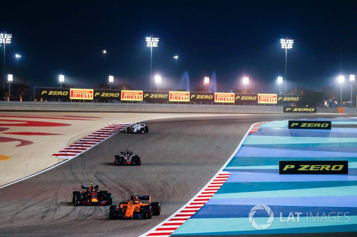 Stoffel Vandoorne, McLaren MCL33 Renault, Max Verstappen, Red Bull Racing RB14 Tag Heuer, e Romain Grosjean, Haas F1 Team VF-18 Ferrari