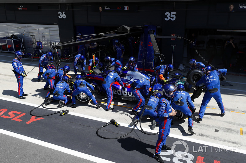 Pierre Gasly, Toro Rosso STR13, pit stop