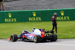 Carlos Sainz Jr., Scuderia Toro Rosso STR12 detenido en la pista en la PL1