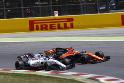 Stoffel Vandoorne, McLaren MCL32, sort de piste après un contact avec Felipe Massa, Williams FW40
