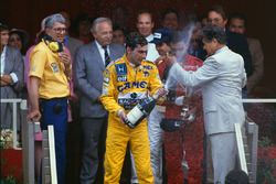 1. Ayrton Senna, Team Lotus, mit Peter Warr, Team Lotus, Teamchef