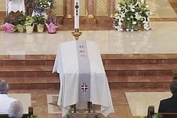 Sarg von Nicky Hayden in der Saint-Stephen-Kathedrale