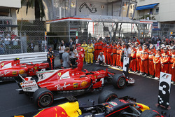 Nico Rosberg, parle au vainqueur Sebastian Vettel, Ferrari et à Daniel Ricciardo, Red Bull Racing RB13 dans le Parc Fermé