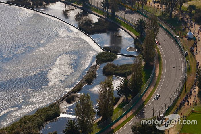 Una vista aérea de Lewis Hamilton, Mercedes AMG F1 W08, líder Sebastian Vettel, SF70H de Ferrari, en las primeras vueltas