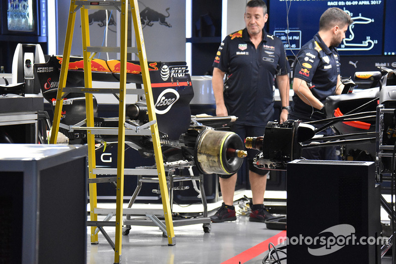 Red Bull mechanics at work on Max Verstappen, Red Bull Racing RB13