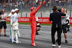 Davide Valsecchi, Sky Italia, el ganador de la pole Valtteri Bottas, Mercedes AMG F1, Sebastian Vett